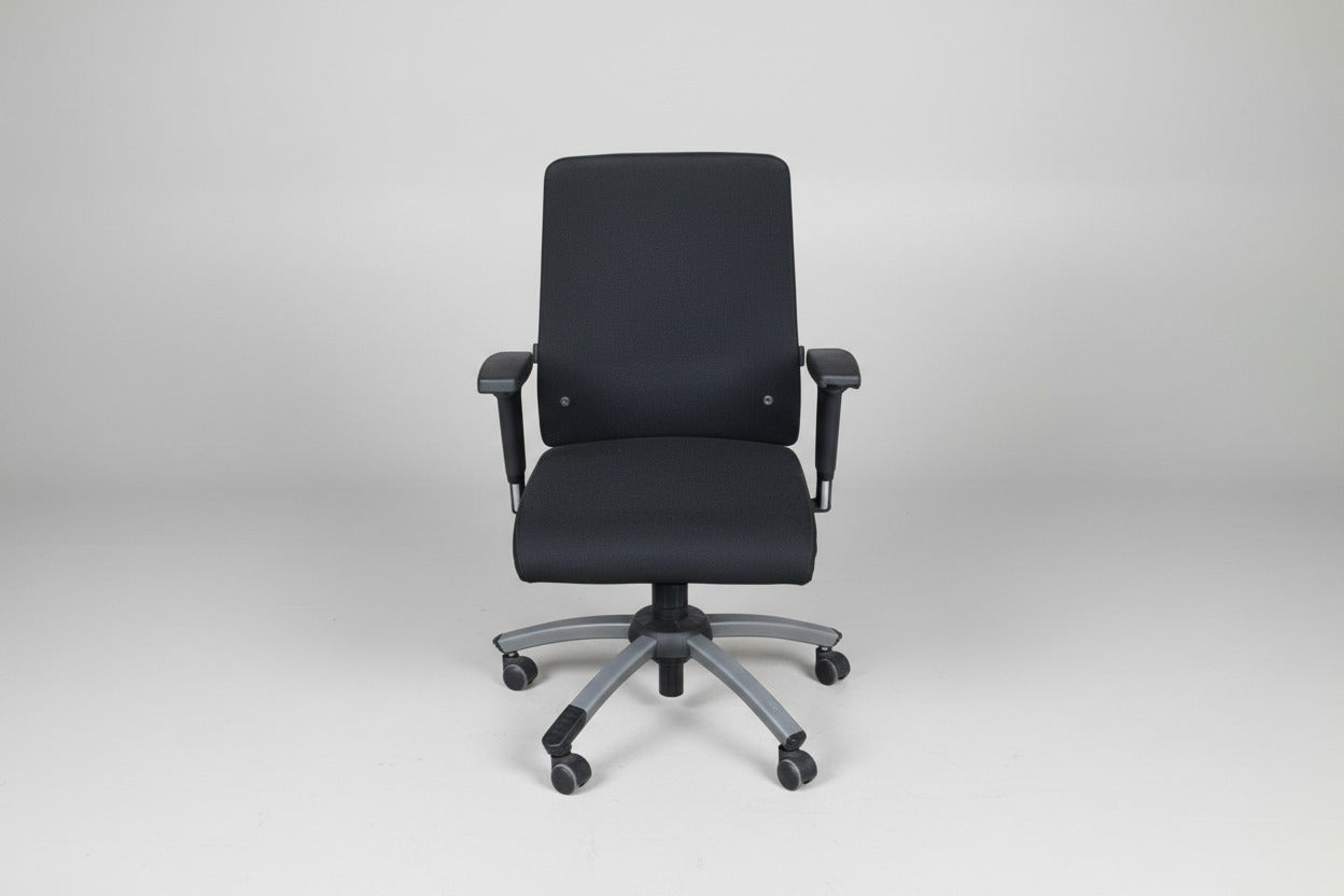 Interstuhl kontorstol i sort med fuld polstring og justerbare armlæn set forfra